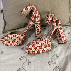 Copper Key NWT Platforms 4” Size 5.5 Floral Red/Green/Cream.